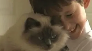 Un baiat mut si-a regasit vocea cu ajutorul pisicutei sale! (Video)