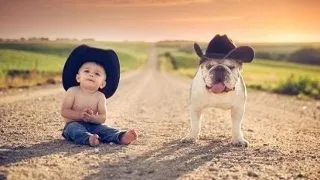 Un fotograf captureaza imagini incredibile cu copii si animale in Vestul american FOTO