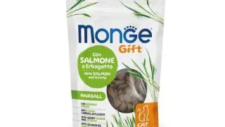 MONGE Gift Hairball  Filled & Crunchy, Somon si Catnip, punguta recompense functionale fara cereale pisici, limitarea ghemurilor de blana, 60g